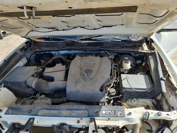 2016 TOYOTA TACOMA — Engine bay