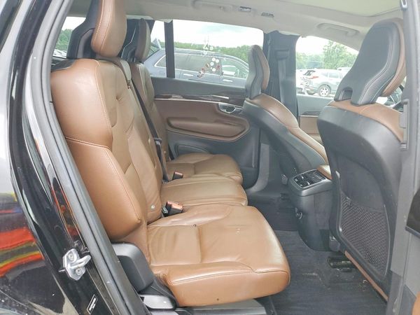 2019 VOLVO XC90 Momentum