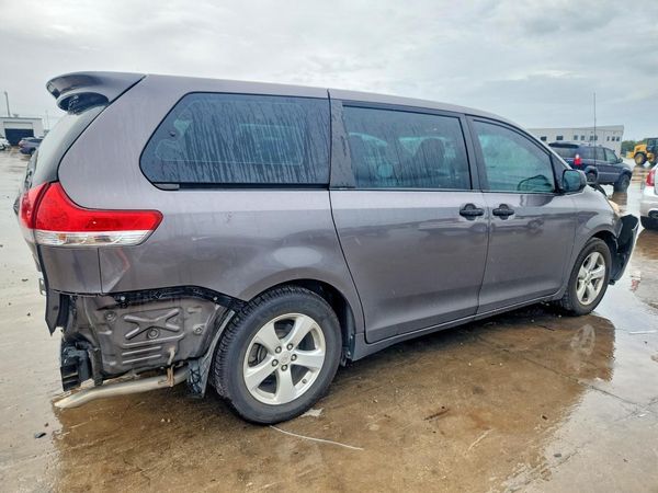 2014 TOYOTA SIENNA