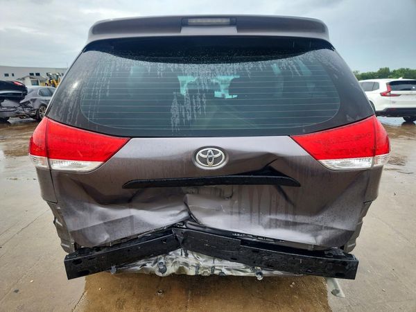 2014 TOYOTA SIENNA