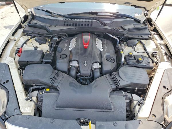 2015 MASERATI QUATTROPOR Essence — Engine bay
