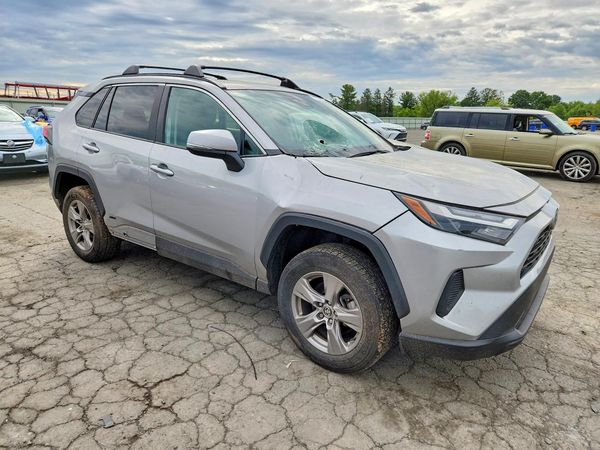 2024 TOYOTA RAV4 XLE — Passenger 3/4