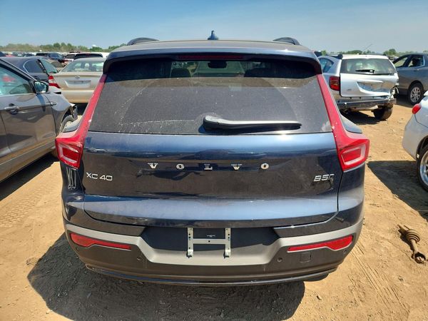 2026 VOLVO XC40 Ultra Dark