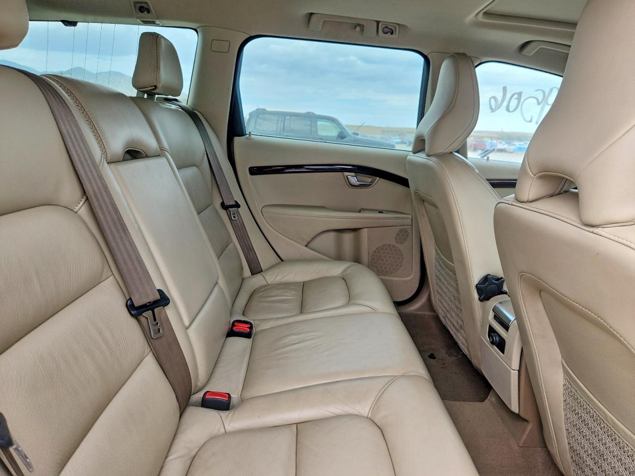2015 VOLVO XC70 Premier (non R design)