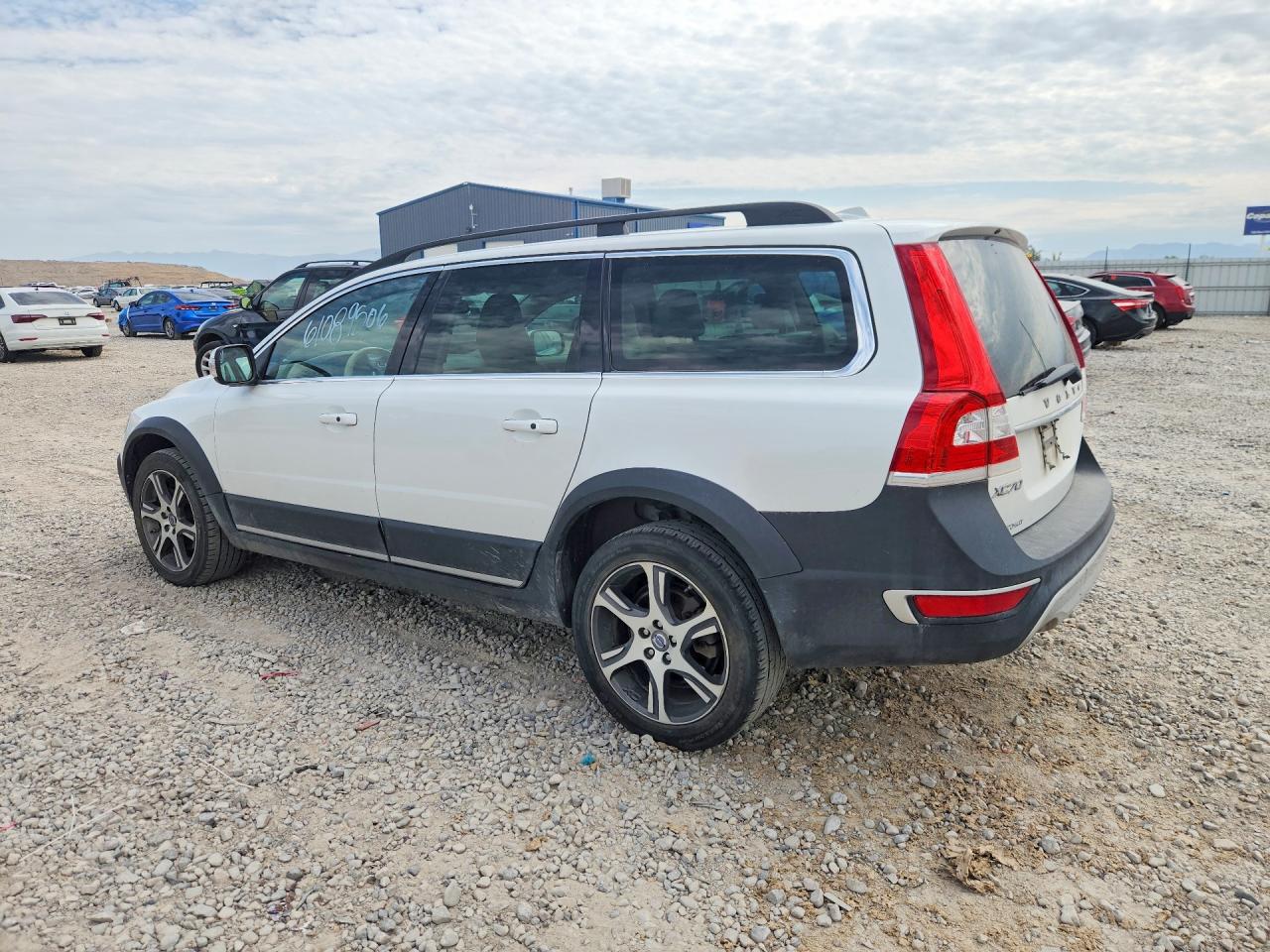 2015 VOLVO XC70 Premier (non R design)