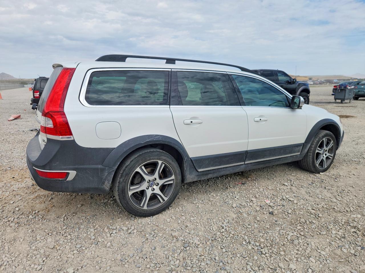 2015 VOLVO XC70 Premier (non R design)