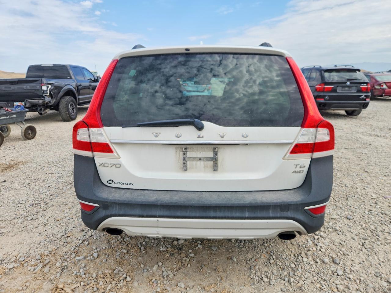 2015 VOLVO XC70 Premier (non R design)