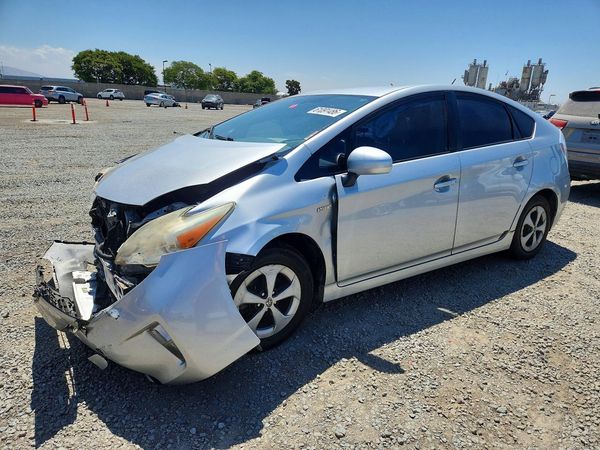 2013 TOYOTA PRIUS — Front 3/4
