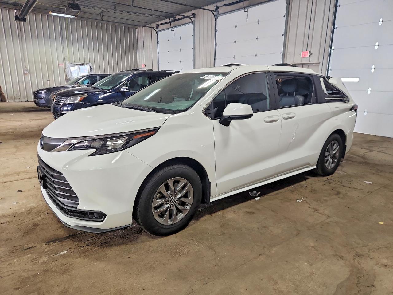 2025 TOYOTA SIENNA LE