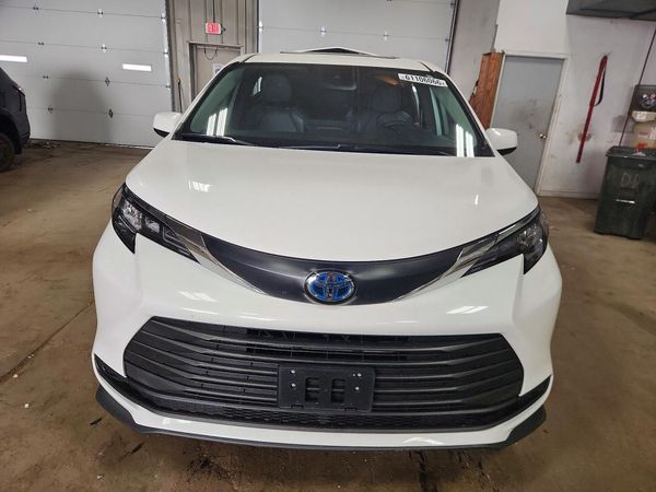 2025 TOYOTA SIENNA LE