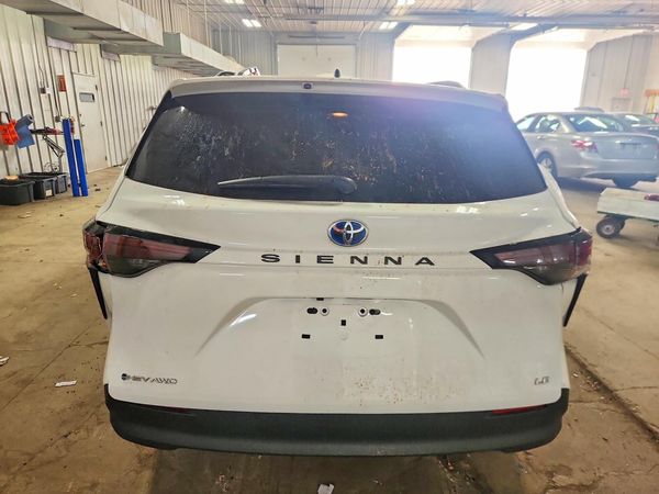 2025 TOYOTA SIENNA LE