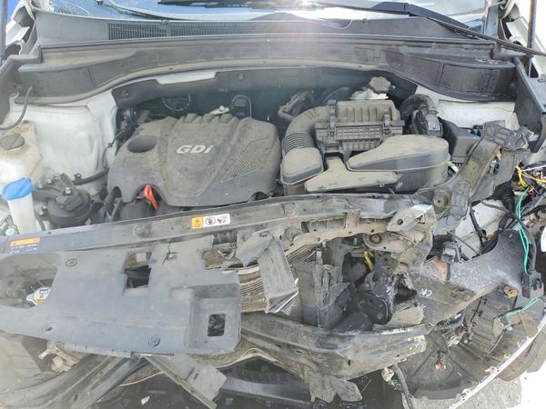 2015 HYUNDAI SANTA FE GLS — Engine bay