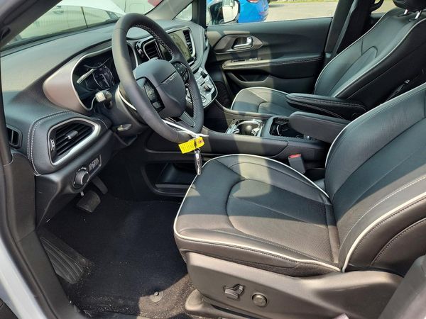 2027 CHRYSLER PACIFICA Limited