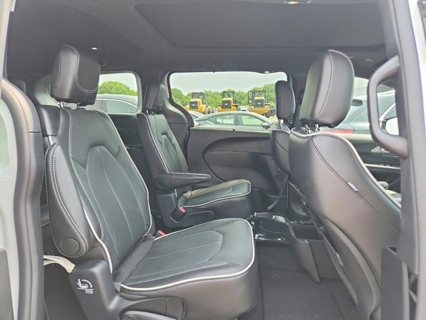2027 CHRYSLER PACIFICA Limited