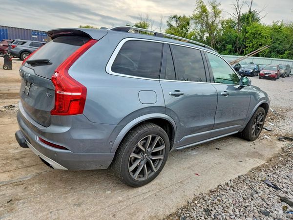 2018 VOLVO XC90 Momentum