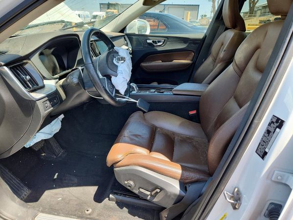 2019 VOLVO XC60 Momentum