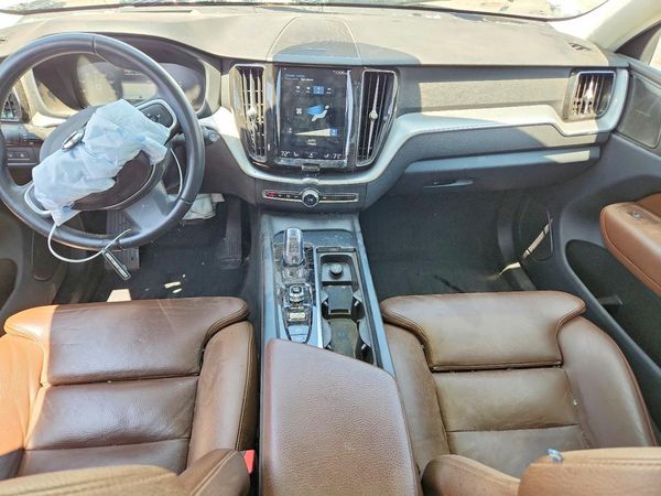 2019 VOLVO XC60 Momentum