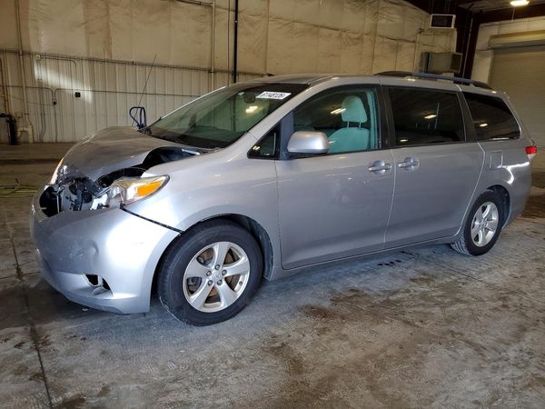 2013 TOYOTA SIENNA