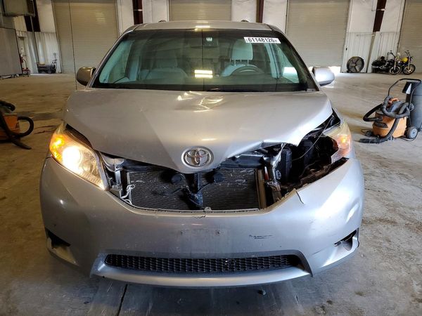 2013 TOYOTA SIENNA