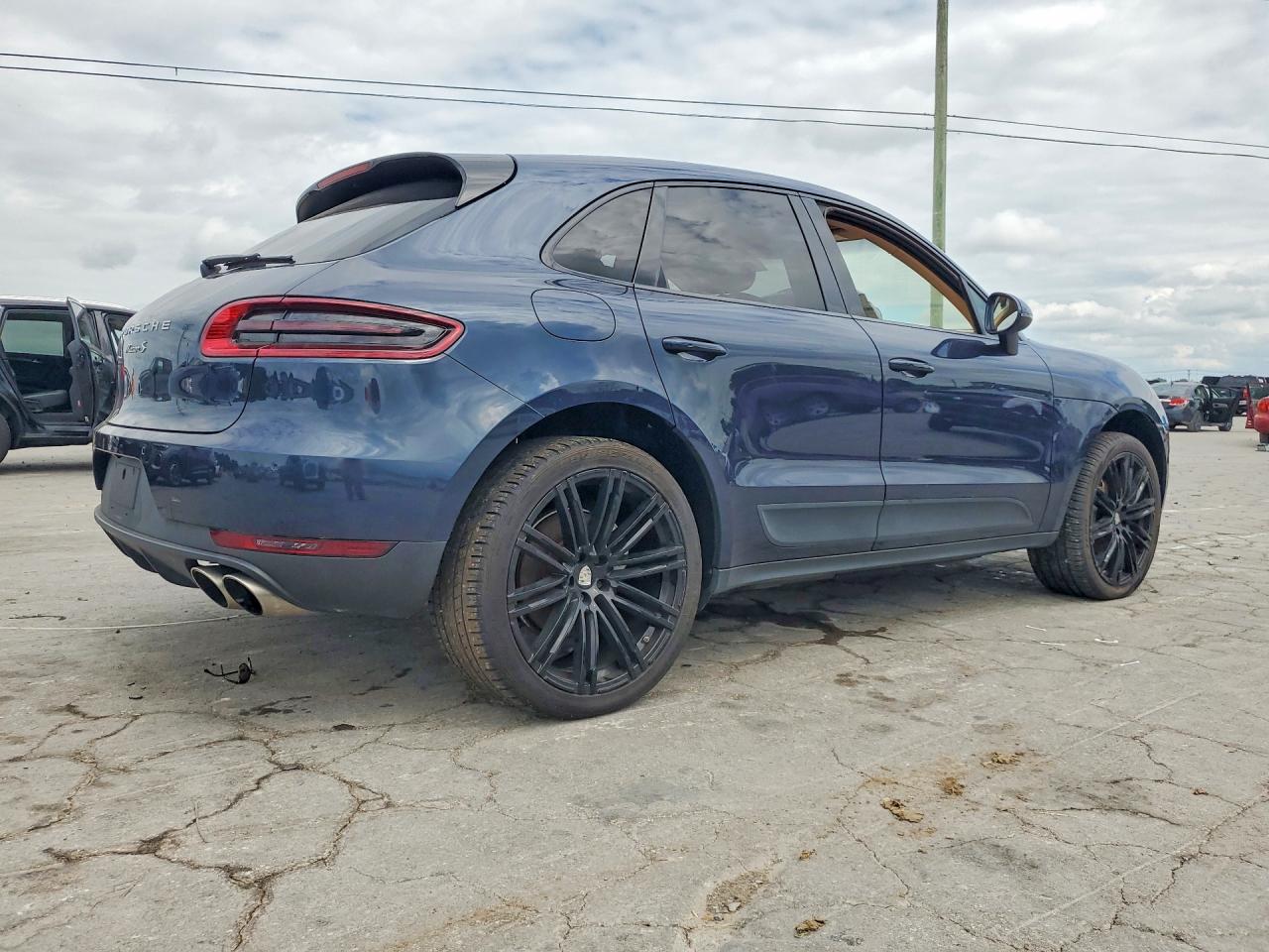 2015 PORSCHE MACAN