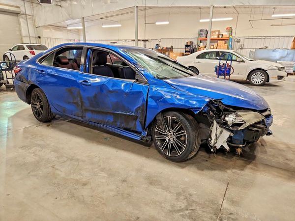 2016 TOYOTA CAMRY — Passenger 3/4