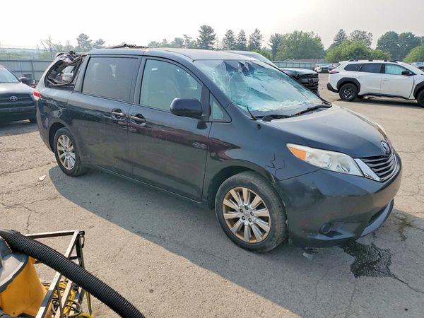 2012 TOYOTA SIENNA