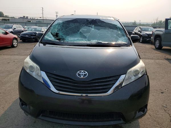 2012 TOYOTA SIENNA