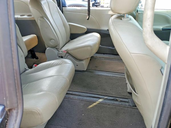2012 TOYOTA SIENNA