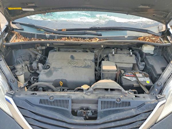2012 TOYOTA SIENNA