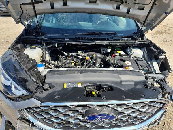 2020 FORD EDGE Titanium — Engine bay