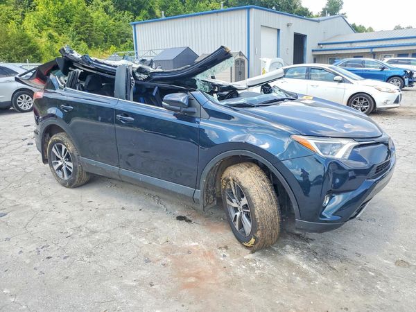 2018 TOYOTA RAV4 Adventure/XLE — Passenger 3/4