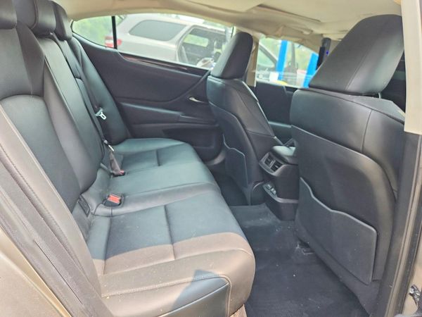 2019 LEXUS ES