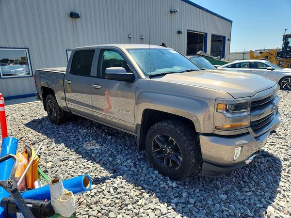 2017 CHEVROLET SILVERADO LT — Passenger 3/4
