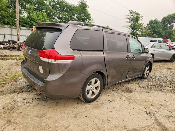 2013 TOYOTA SIENNA
