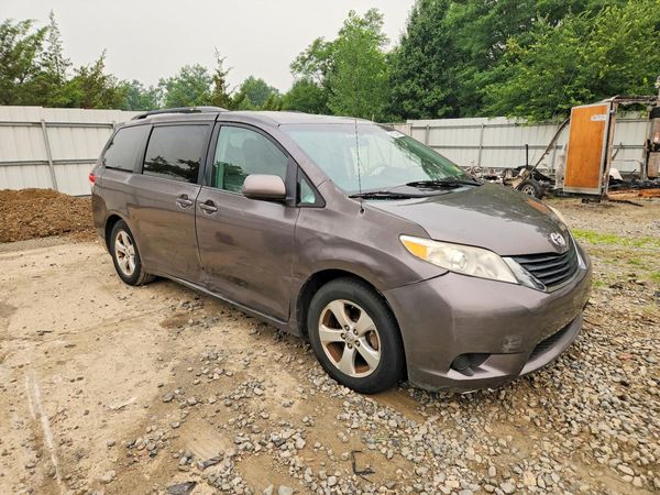 2013 TOYOTA SIENNA