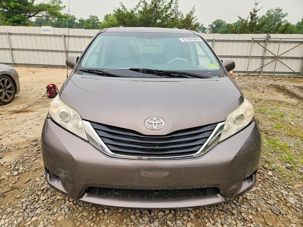 2013 TOYOTA SIENNA