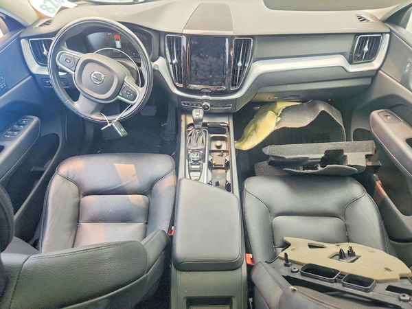2020 VOLVO XC60 Momentum