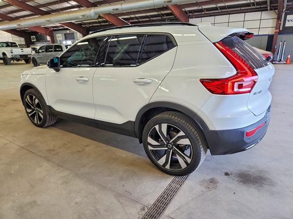 2023 VOLVO XC40 Plus Dark