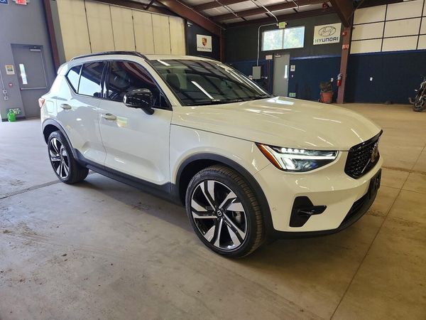 2023 VOLVO XC40 Plus Dark