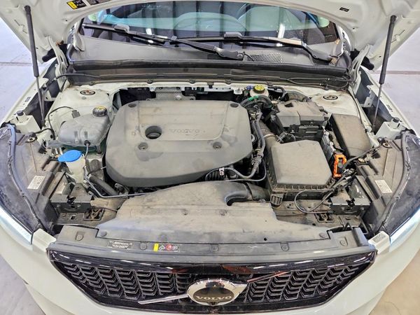 2023 VOLVO XC40 Plus Dark