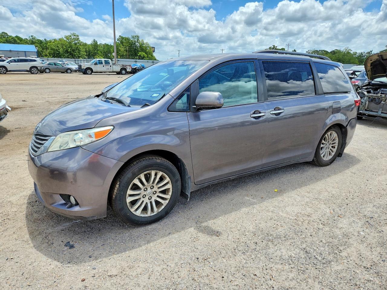 2017 TOYOTA SIENNA