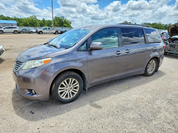 2017 TOYOTA SIENNA