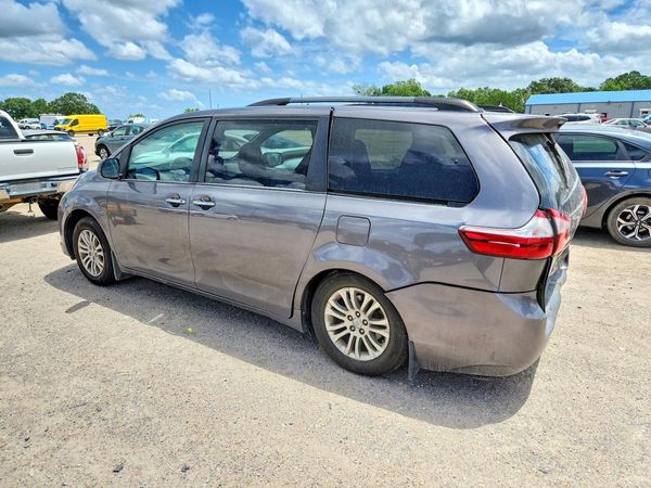 2017 TOYOTA SIENNA