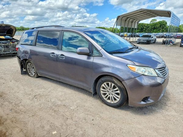 2017 TOYOTA SIENNA