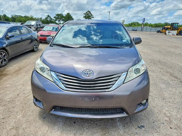 2017 TOYOTA SIENNA