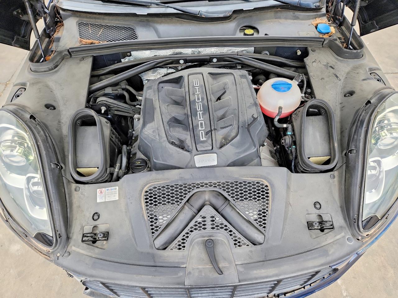 2016 PORSCHE MACAN