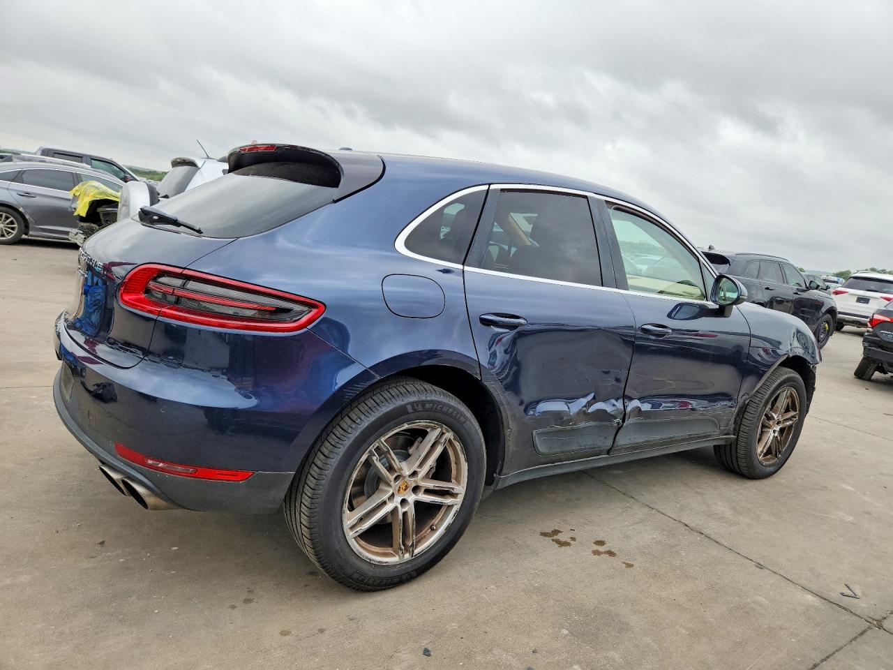 2016 PORSCHE MACAN