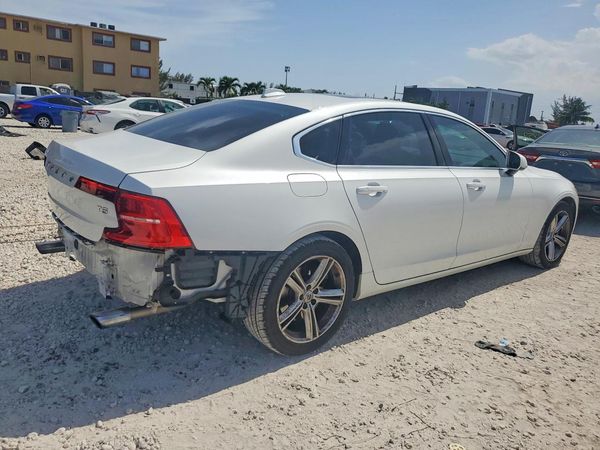 2018 VOLVO S90 Momentum