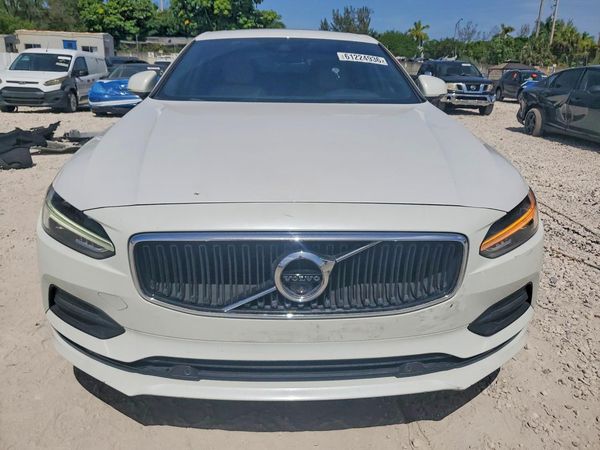 2018 VOLVO S90 Momentum