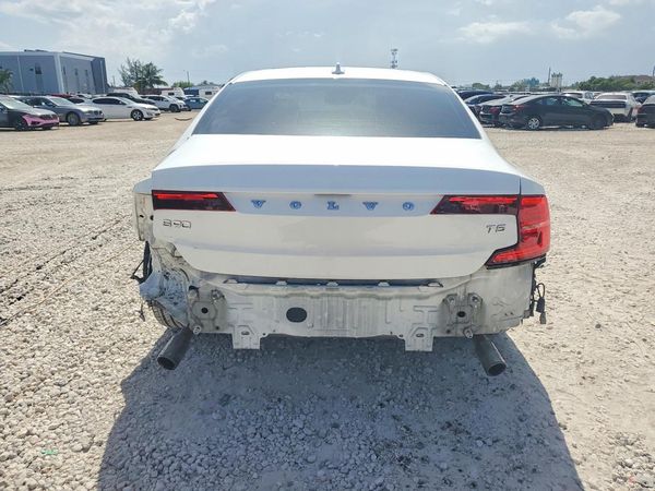 2018 VOLVO S90 Momentum